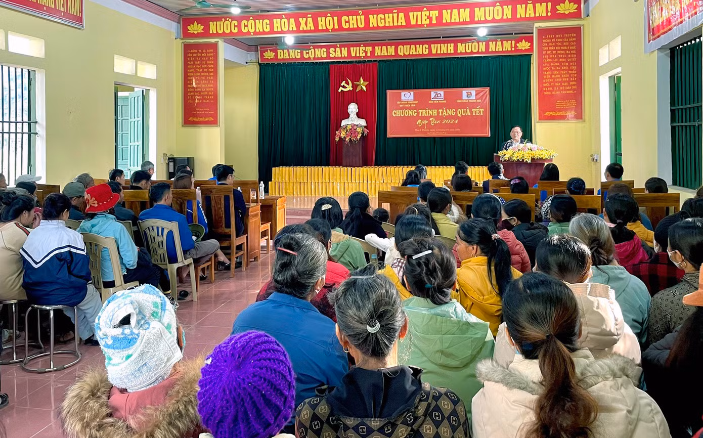 Chương trình tặng quà Tết tại huyện Thạch Thành. Ảnh: Xuân Tùng