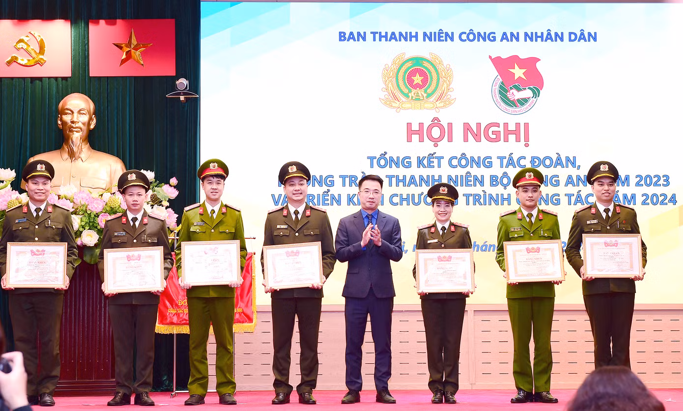 Bí thư T.Ư Đoàn Nguyễn Tường Lâm trao Bằng khen của T.Ư Đoàn cho các tập thể, cá nhân có thành tích xuất sắc năm 2023
