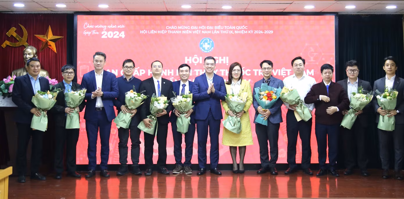 Anh Nguyễn Kim Quy và thường trực T.Ư Hội Thầy thuốc trẻ Việt Nam tặng hoa chúc mừng các anh chị tham gia Ban Chấp hành T.Ư Hội Thầy thuốc trẻ Việt Nam khóa IV.