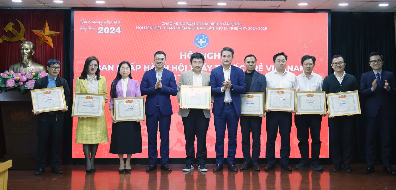 Nhiều tập thể, cá nhân có thành tích xuất sắc trong năm 2023 đã được khen thưởng tại chương trình.