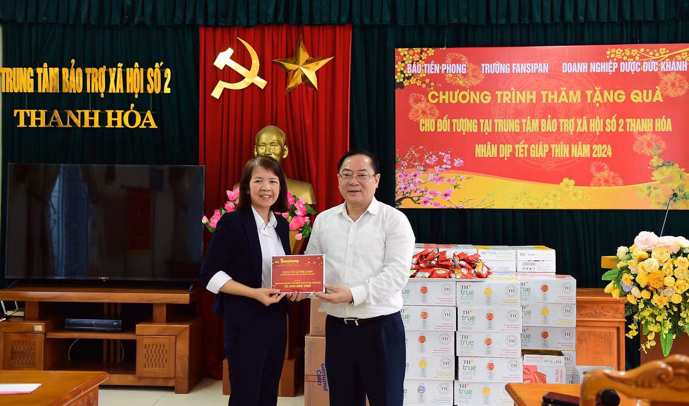 Bà Phạm Thị Hoài - Phó Hiệu trưởng Trường liên cấp Fansipan Thanh Hóa trao tặng quà tiền mặt; nhà báo Lê Xuân Sơn trao phần quà của doanh nghiệp Dược Đức Khánh tới Trung tâm Bảo trợ xã hội II tỉnh Thanh Hóa. Bà Nguyễn Hồng Thủy đang được chăm sóc tại Trung tâm Bảo trợ xã hội II bày tỏ: "Mỗi lần Tết đến Xuân, các anh chị đến chúc mừng, chúng tôi cảm thấy rất phấn khởi, ấm lòng". Ảnh: Xuân Tùng