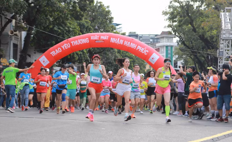 Các vận động viên tham gia thi chạy Mottainai Run.