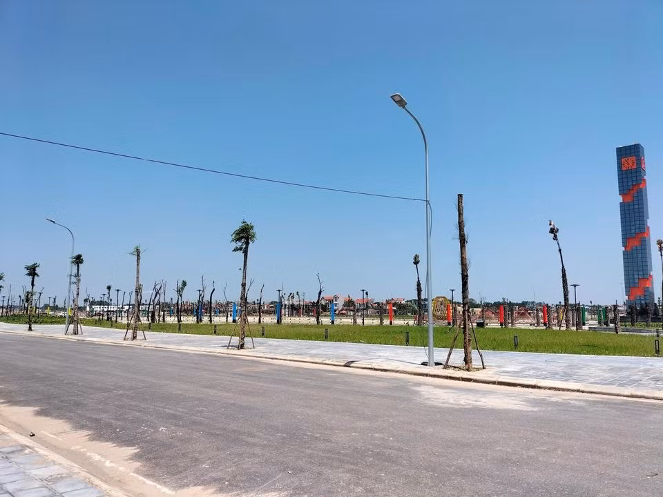KĐT mới phía Tây thị trấn Vôi có tên thương mại là KĐT Rùa Vàng City do Công ty Cổ phần Thương mại Tuấn Mai làm chủ đầu tư chưa thực hiện xong việc GPMB giai đoạn 2 và 3 do chưa nhận được sự đồng thuận của một số hộ dân.
