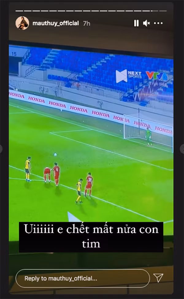 Á hậu Mâu Thuỷ 'thót tim' khi Malaysia gỡ hoà 1-1 trên chấm phạt đền. Tuy nhiên, sau đó cô đã thở phào vì cuối cùng Việt Nam đã giành chiến thắng 2-1 một cách ngoạn mục.