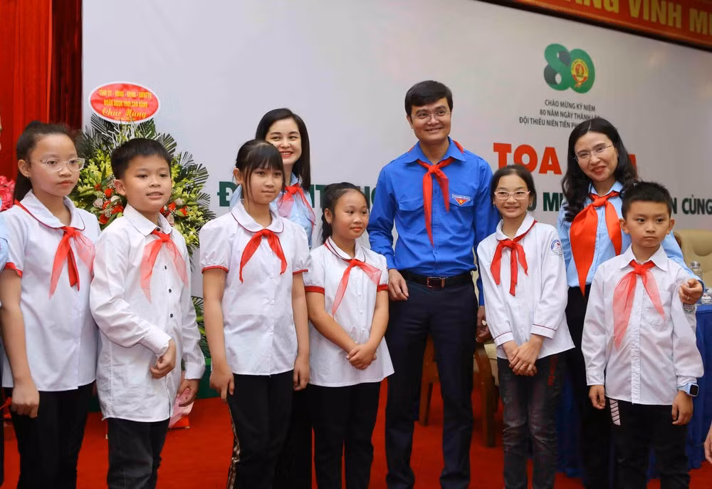 Công tác chăm sóc, giáo dục thiếu niên, nhi đồng là một trong những nhiệm vụ luôn được tổ chức Đoàn quan tâm, coi trọng. Công tác chăm sóc, giáo dục thiếu niên, nhi đồng là một trong những nhiệm vụ luôn được tổ chức Đoàn quan tâm, coi trọng.