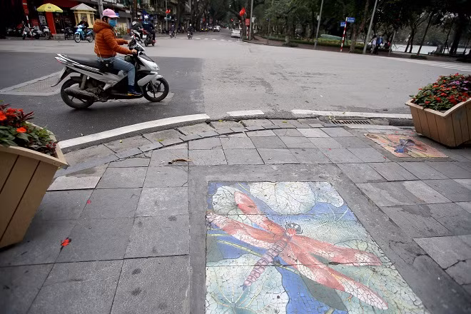 Bức tranh nghệ thuật trên nắp cống, hố ga ở Hà Nội ảnh 10