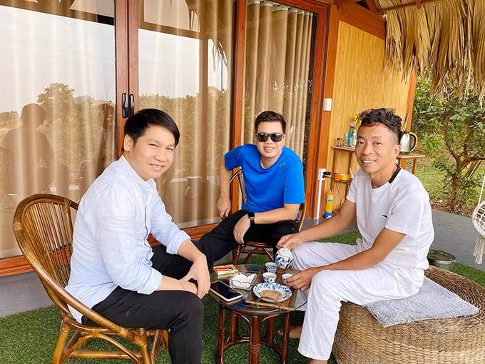 Tam ca nhạc đỏ tập nhạc trong trang trại của Việt Hoàn