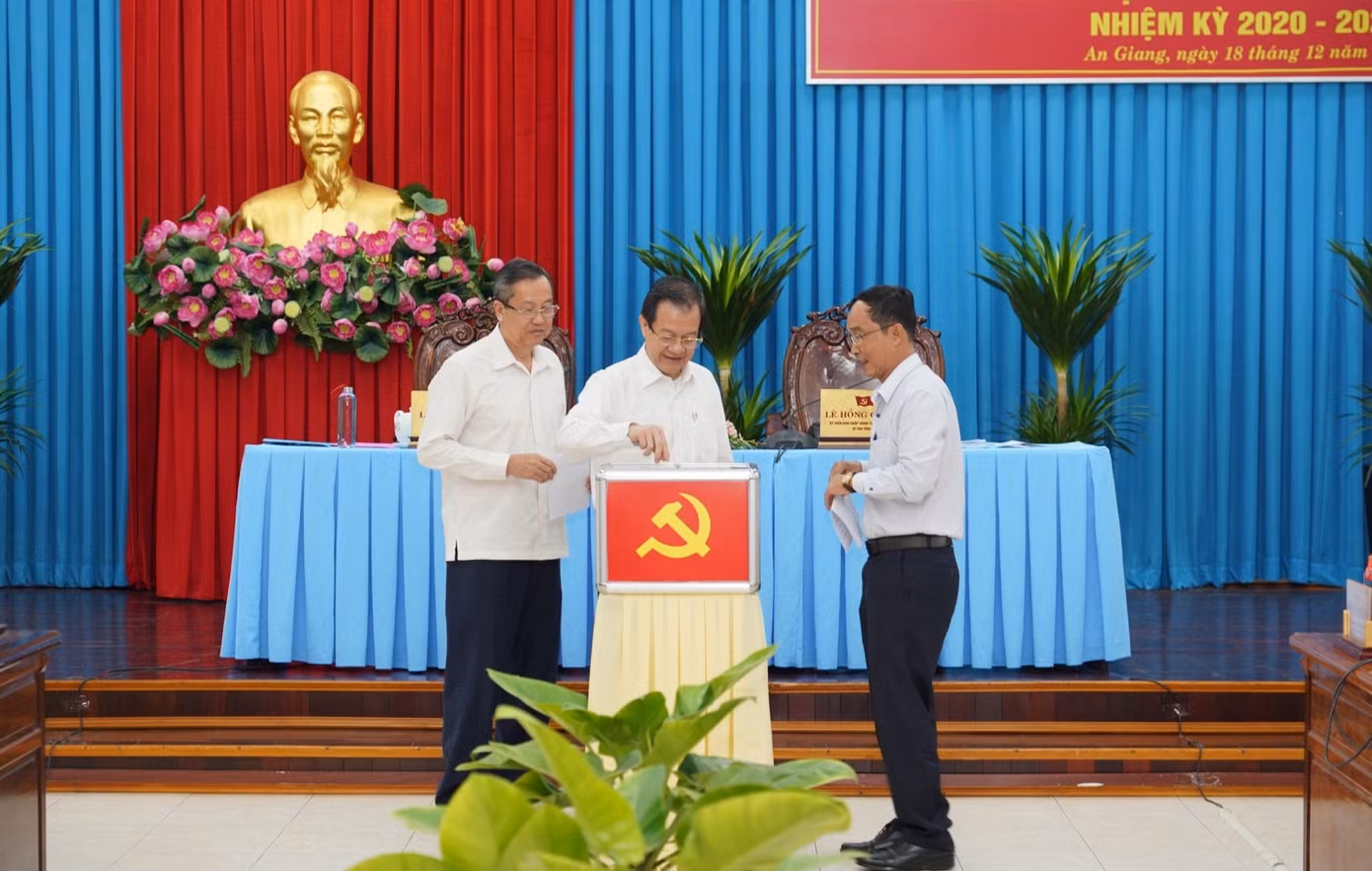 Bí thư Tỉnh ủy An Giang Lê Hồng Quang tham gia bỏ phiếu. Ảnh: Cổng TTĐT An Giang