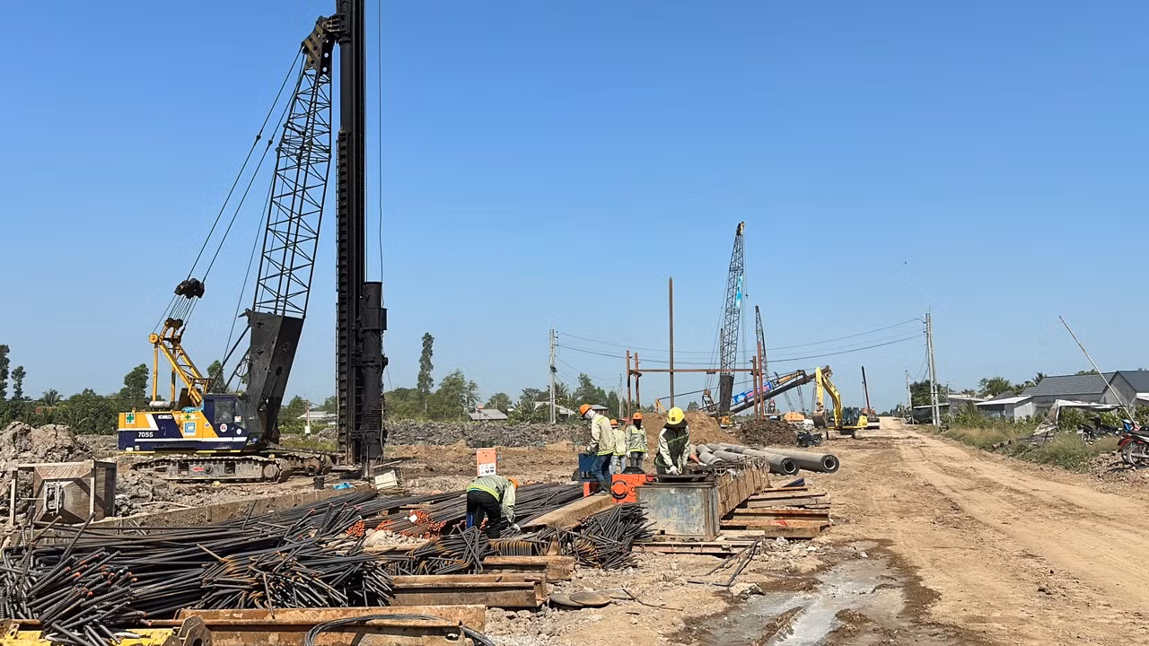 Công nhân thi công dự án cao tốc An Hữu - Cao Lãnh. Ảnh: PV.