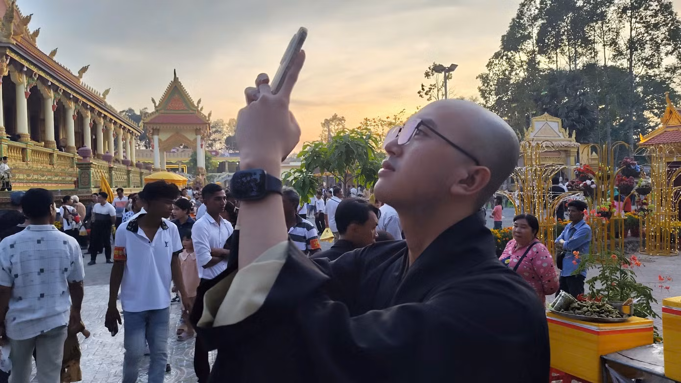 Du khách tham quan chùa. Ảnh: Hòa Hội