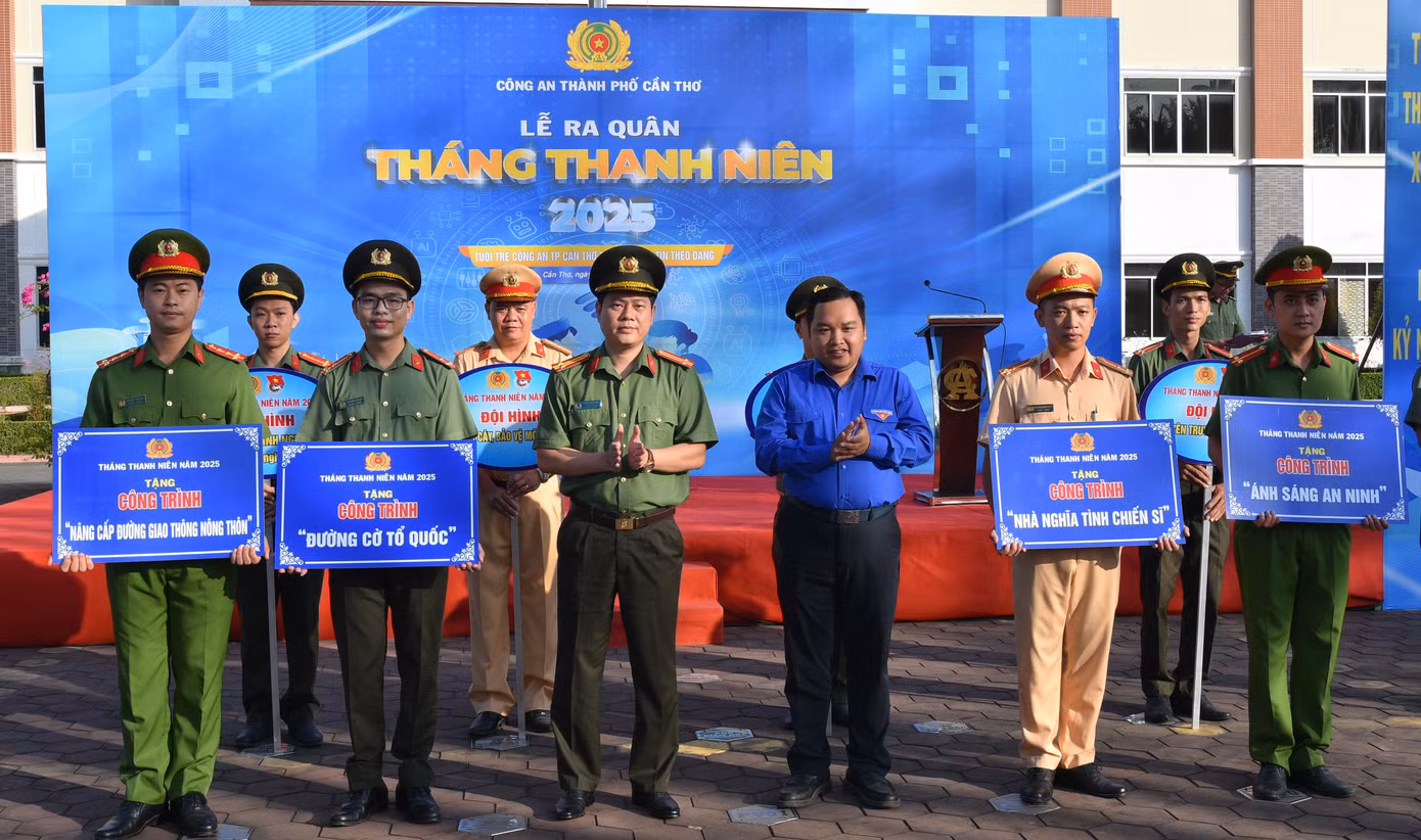 Công an TP Cần Thơ ra mắt các đội hình tình nguyện. Ảnh: Hòa Hội