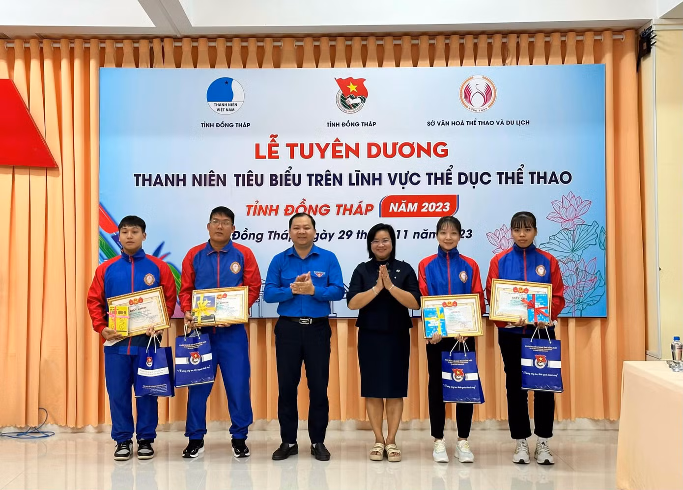 Giám đốc Sở VH-TT&amp;DL Đồng Tháp Huỳnh Thị Hoài Thu và Bí thư Tỉnh đoàn Đồng Tháp Huỳnh Minh Thức khen thưởng các vận động viên xuất sắc của tỉnh. Ảnh: TĐ ĐT.