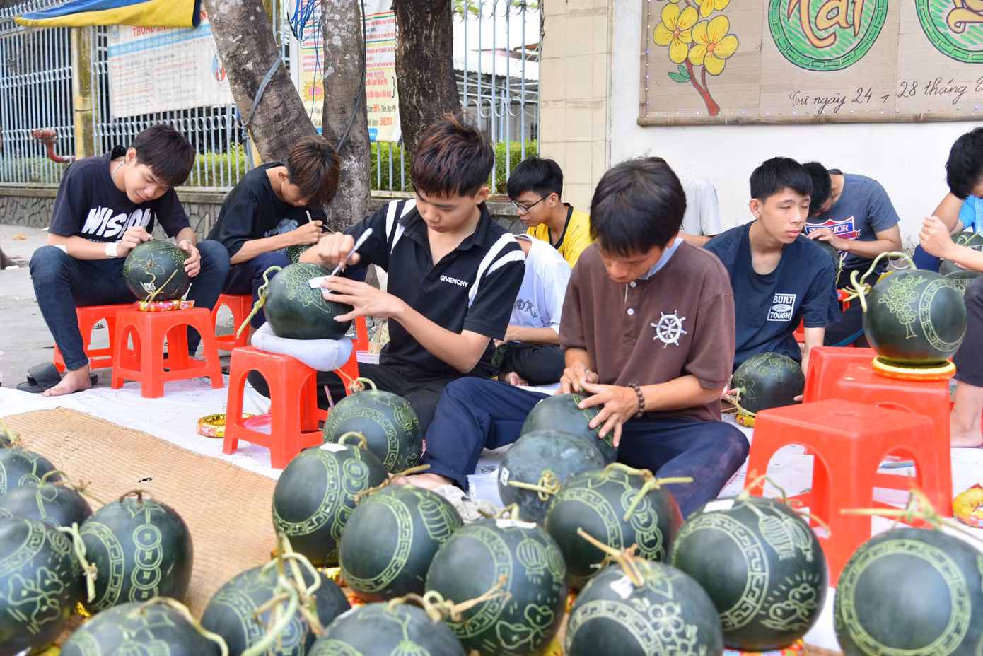 Dưa hấu khắc chữ thư pháp. Ảnh: Hòa Hội