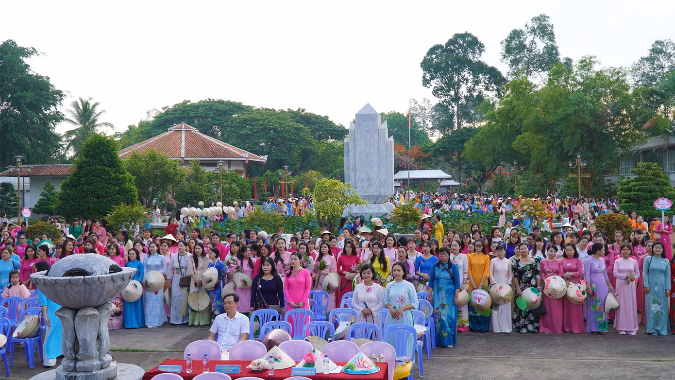 Hoạt động diễu hành Áo dài - Rạng ngời sắc sen nhằm tôn vinh chiếc áo dài Việt Nam, vẻ đẹp của phụ nữ Việt Nam nói chung, phụ nữ Đồng Tháp nói riêng trong tà áo dài truyền thống.