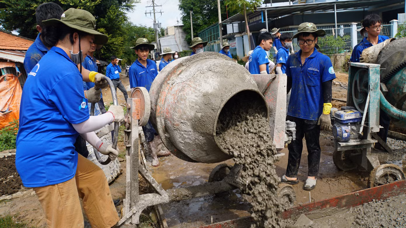Các bạn trẻ nhiệt tình tham gia xây dựng nông thôn mới tại Đồng Tháp. Ảnh: Hòa Hội