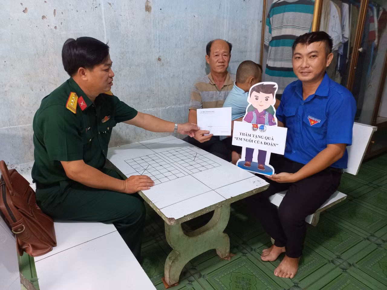 Cán bộ, chiến sĩ tặng quà cho gia đình "Em nuôi của Đoàn".