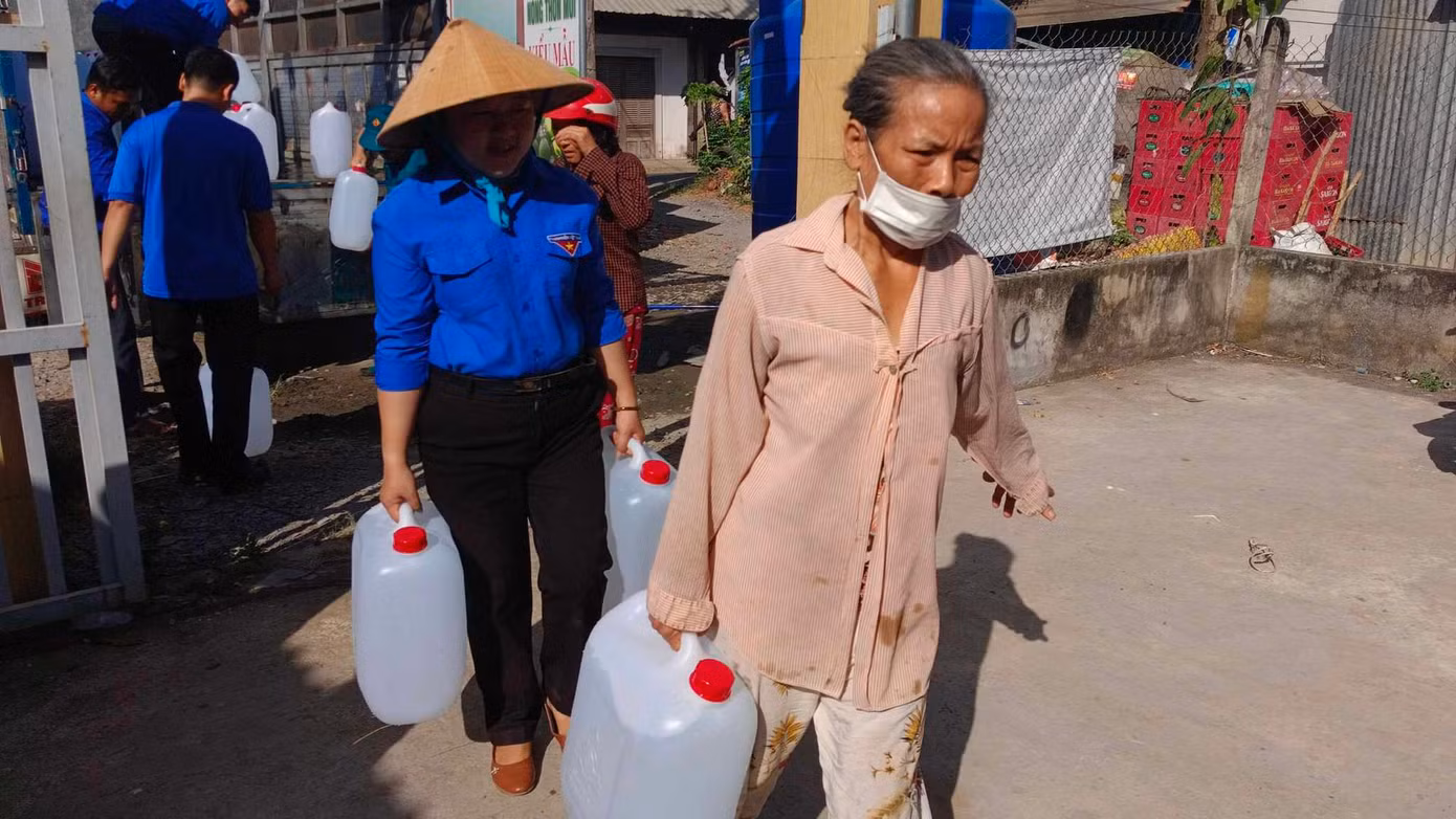 Chị Lâm Như Quỳnh - Bí thư Tỉnh Đoàn Bến Tre cho biết, Bến Tre cũng như nhiều tỉnh vùng ĐBSCL đang chịu ảnh hưởng xâm nhập mặn sâu, kéo dài. Tỉnh đã chủ động có giải pháp ứng phó nên tình trạng khó khăn đã không như đợt mặn nhiều năm trước; tuy nhiên vẫn còn tình trạng bà con thiếu nước ngọt cục bộ ở nhiều địa phương.