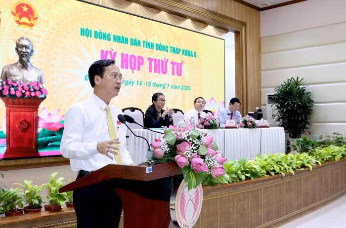 Lãnh đạo tỉnh Đồng Tháp trả lời chất vấn các đại biểu. - Ảnh: CTTĐT ĐT