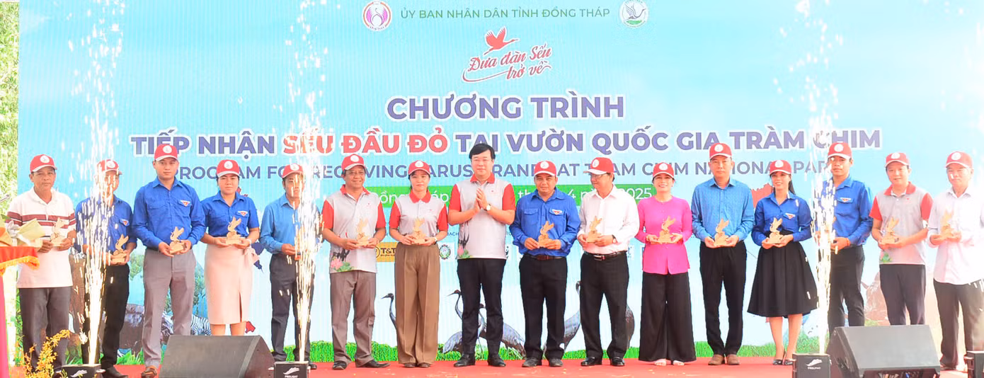 Ra mắt Đội tuyên truyền bảo vệ sếu đầu đỏ và các loài chim hoang dã tại Vườn Quốc gia Tràm Chim.