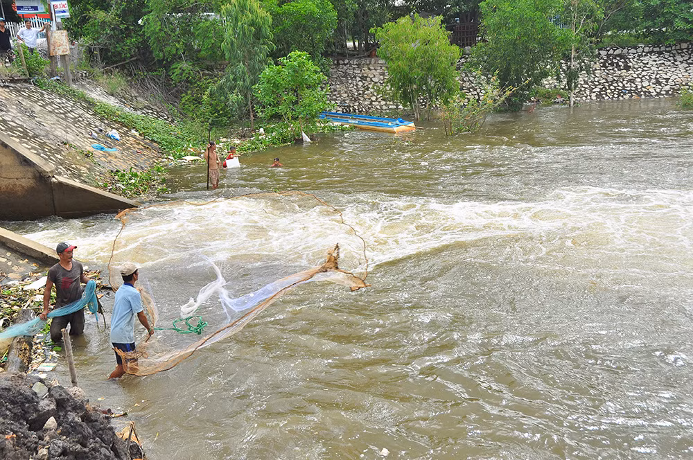 Người dân đánh bắt cá tại khu vực đập Trà Sư. Ảnh: Hòa Hội