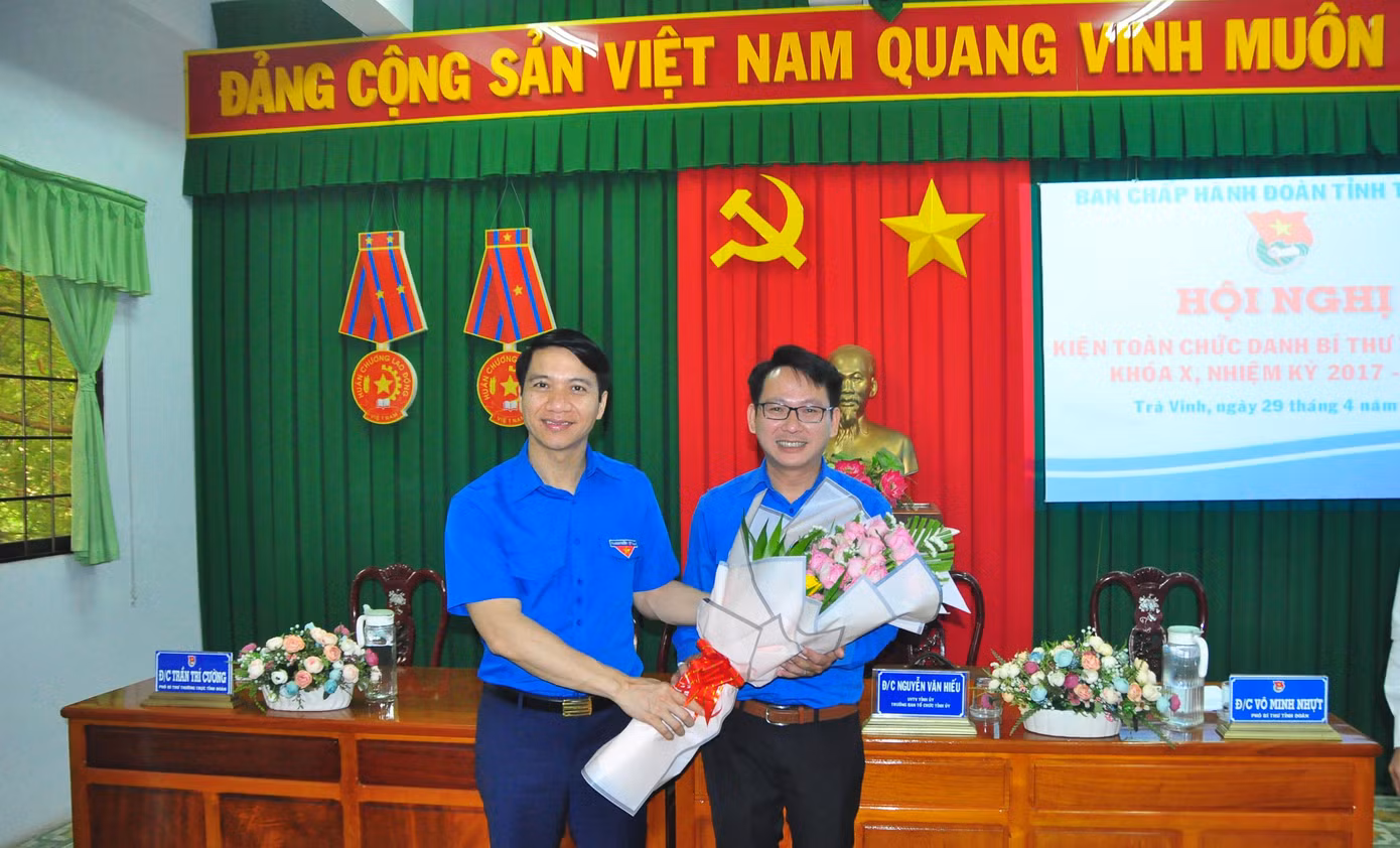 Bí thư Trung ương Đoàn Nguyễn Ngọc Lương tặng hoa chúc mừng tân Bí thư Tỉnh đoàn Trà Vinh Trần Trí Cường. - Ảnh: Hòa Hội