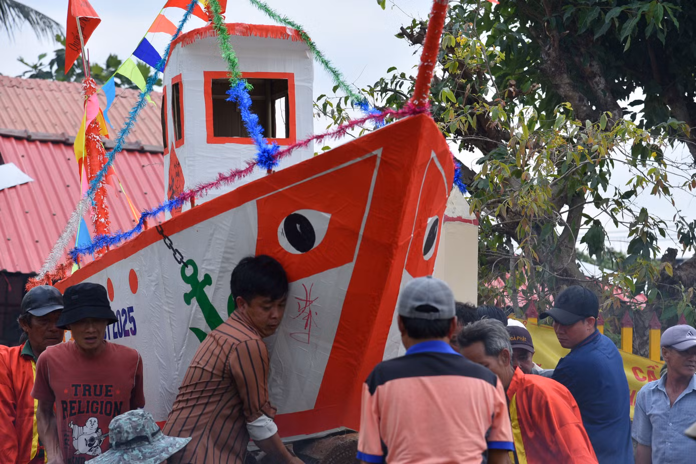 Người dân hạ thủy tàu tống ôn ra sông. Ảnh: Hòa Hội.
