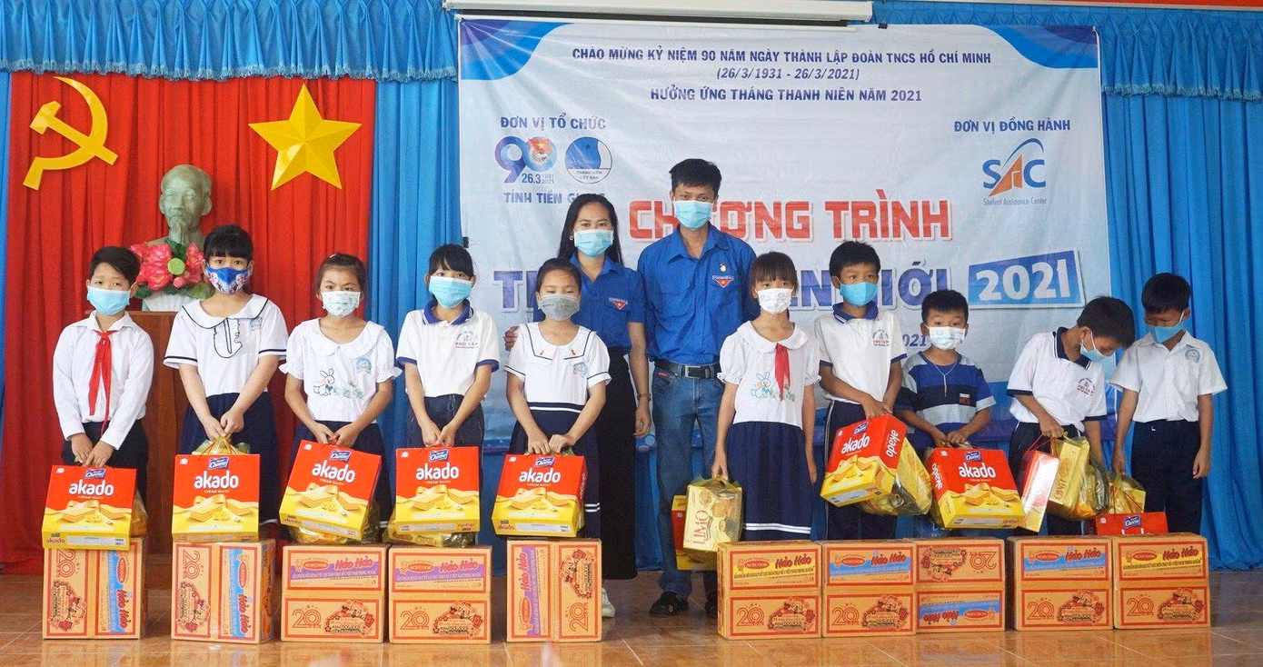 Tặng quà cho học sinh nghèo
