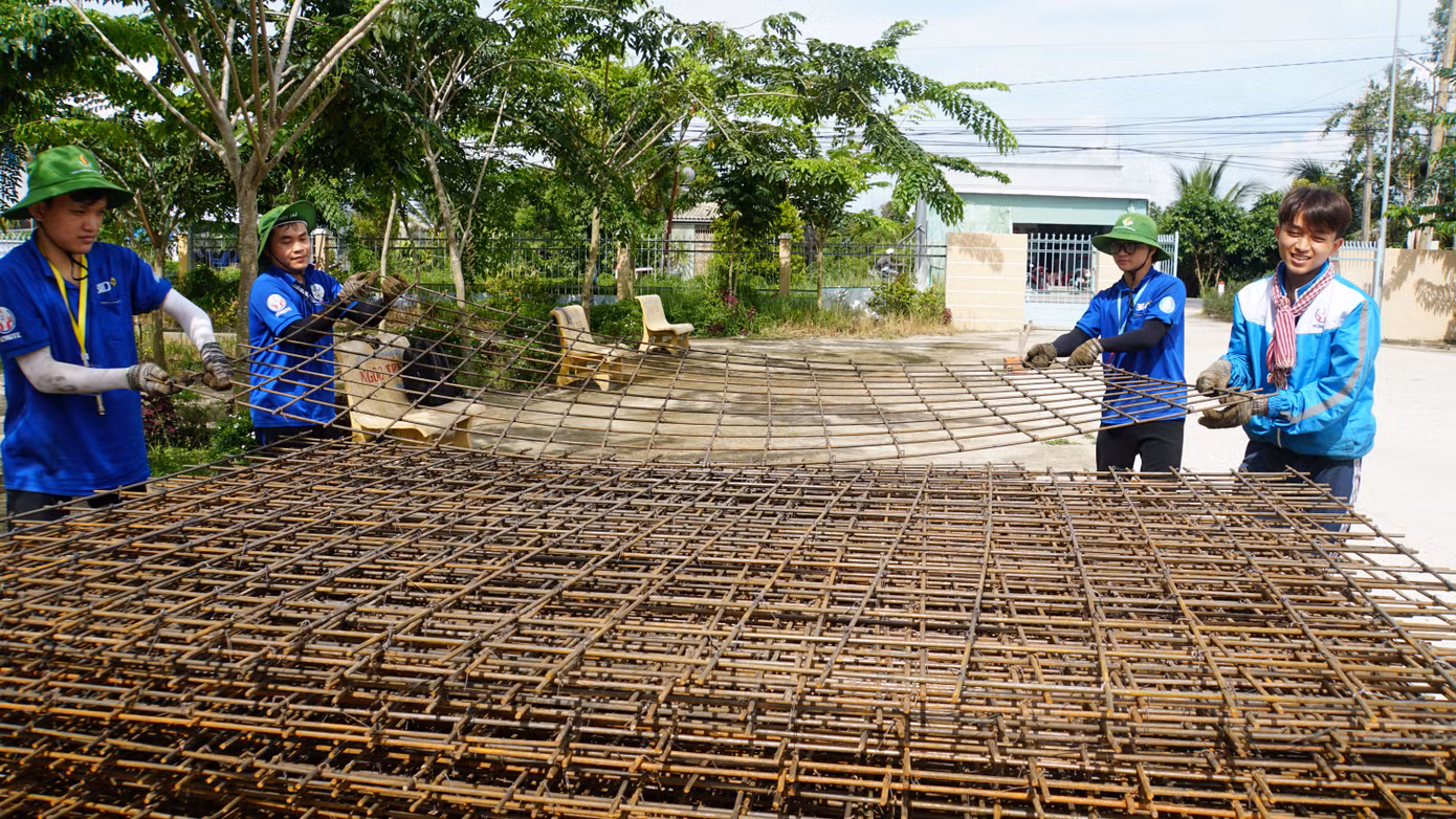 Chiến sĩ tình nguyện từ TPHCM tham gia chiến dịch hè tại Đồng Tháp.
