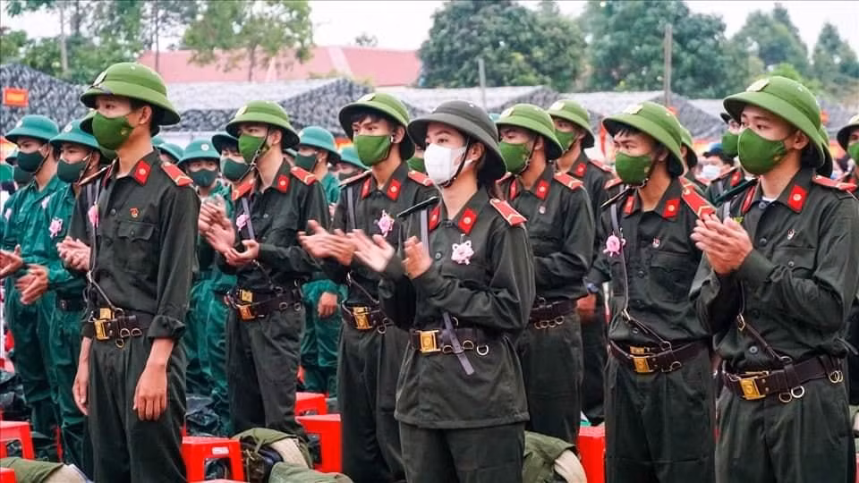 Ngọc Hân (đeo khẩu trang trắng) cùng các tân binh chuẩn bị lên đường nhập ngũ. - Ảnh: Tạ Quang