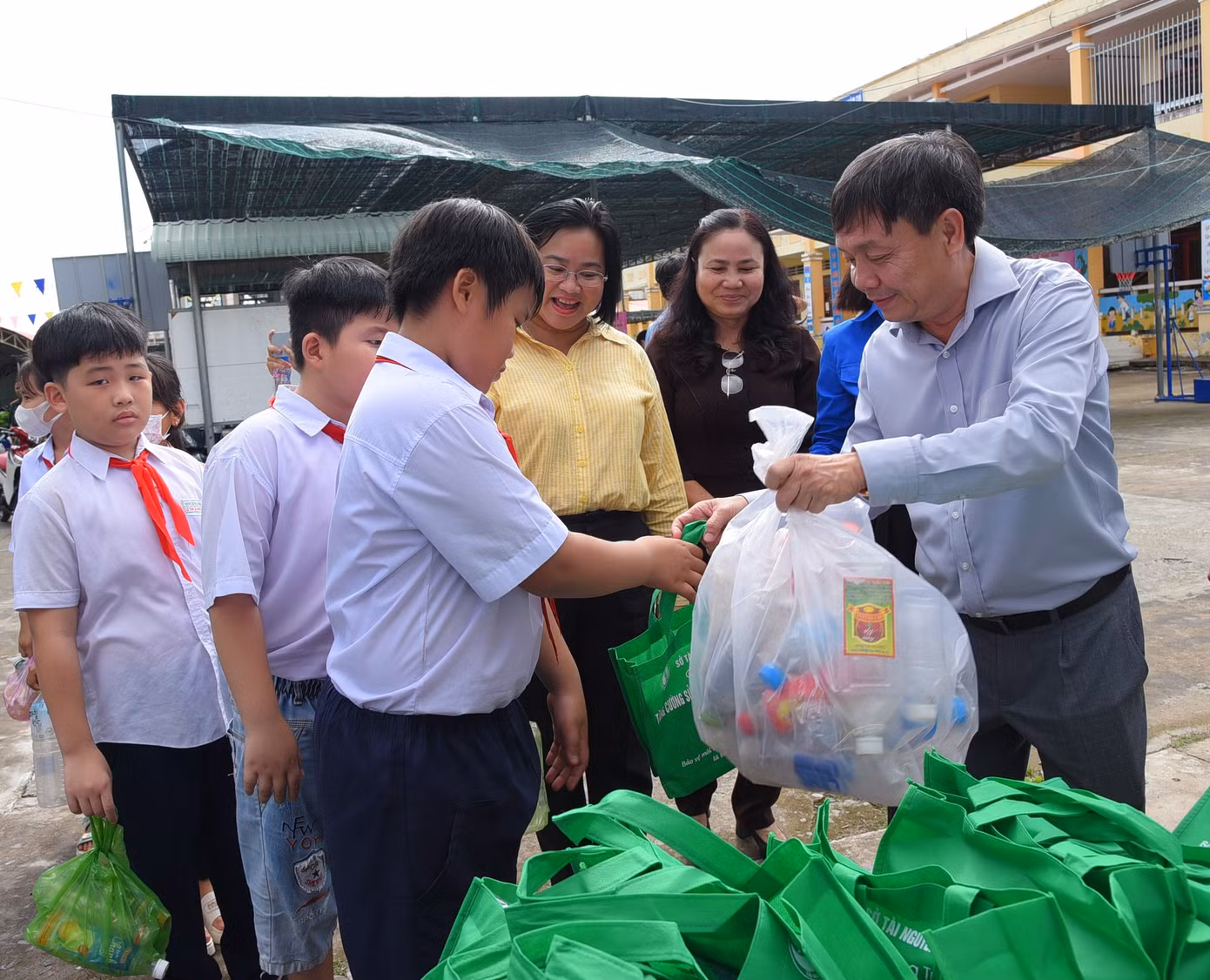 Ông Phan Văn Thắng, Phó Bí thư Thường trực Tỉnh ủy - Chủ tịch HĐND tỉnh Đồng Tháp tặng quà cho học sinh. Ảnh: Hòa Hội