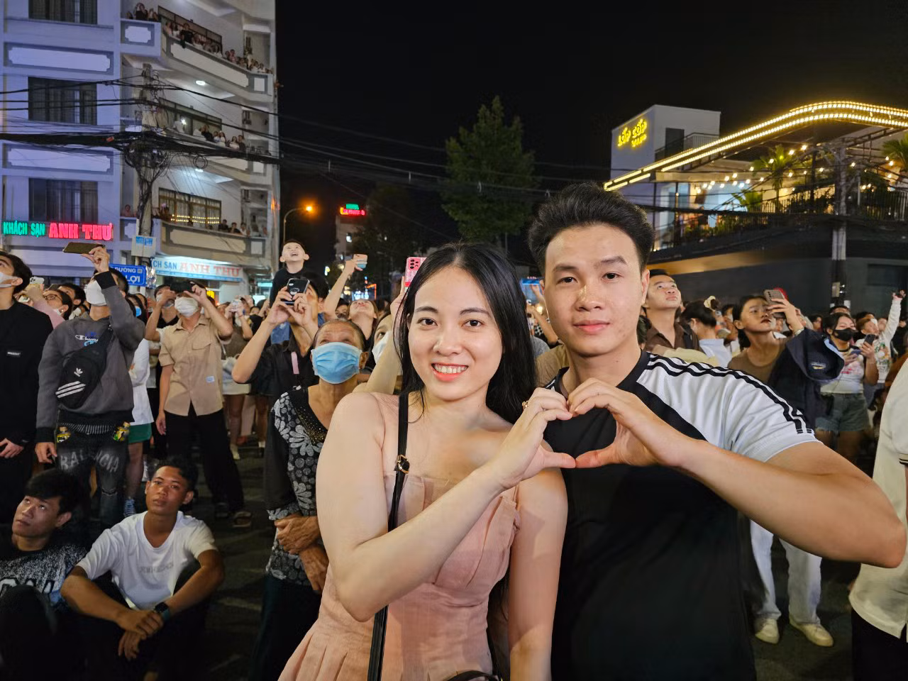 Hai bạn trẻ tạo hình trái tim để lưu lại khoảng khắc bước sang năm mới. Ảnh: Hòa Hội