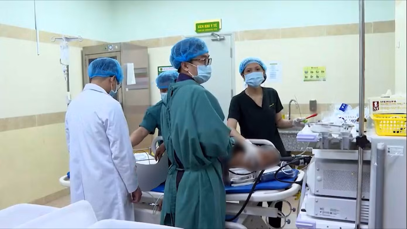 Bác sĩ điều trị cho bệnh nhân.