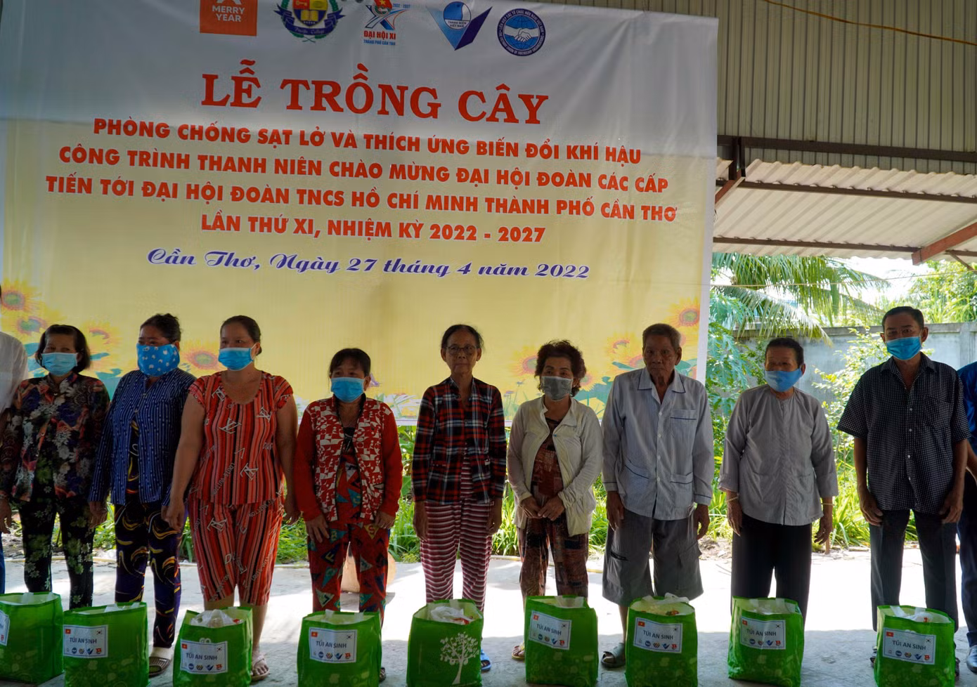 Tặng quà cho người dân quận Ô Môn