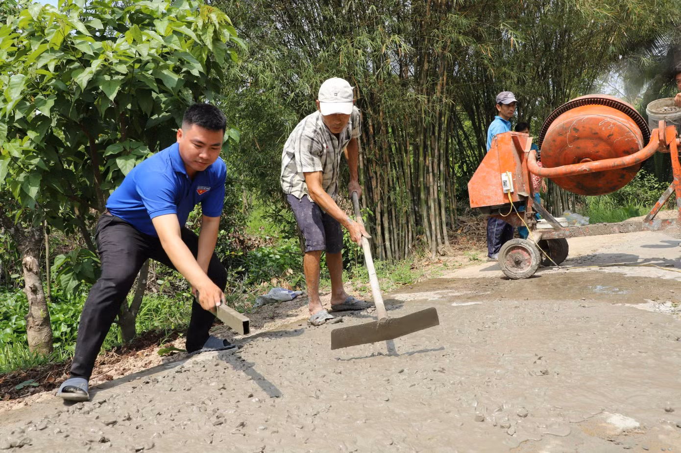 Đoàn viên thanh niên, người dân sửa chữa đường nông thôn tại xã nông thôn mới Mỹ Khánh. Ảnh: TĐ CT