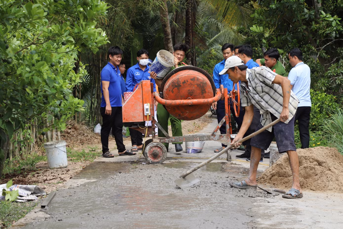 ĐVTN hỗ trợ sửa chữa đường nông thôn tại xã nông thôn mới Mỹ Khánh.