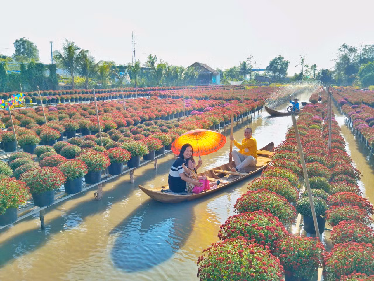 Du khách háo hức tham quan làng hoa Sa Đéc.