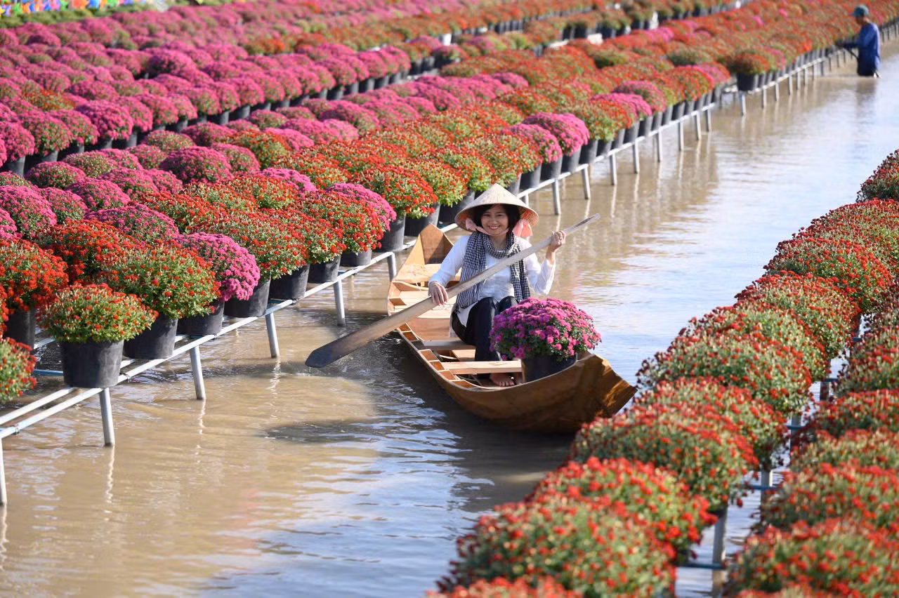 Khách trải nghiệm bên vườn hoa Sa Đéc.