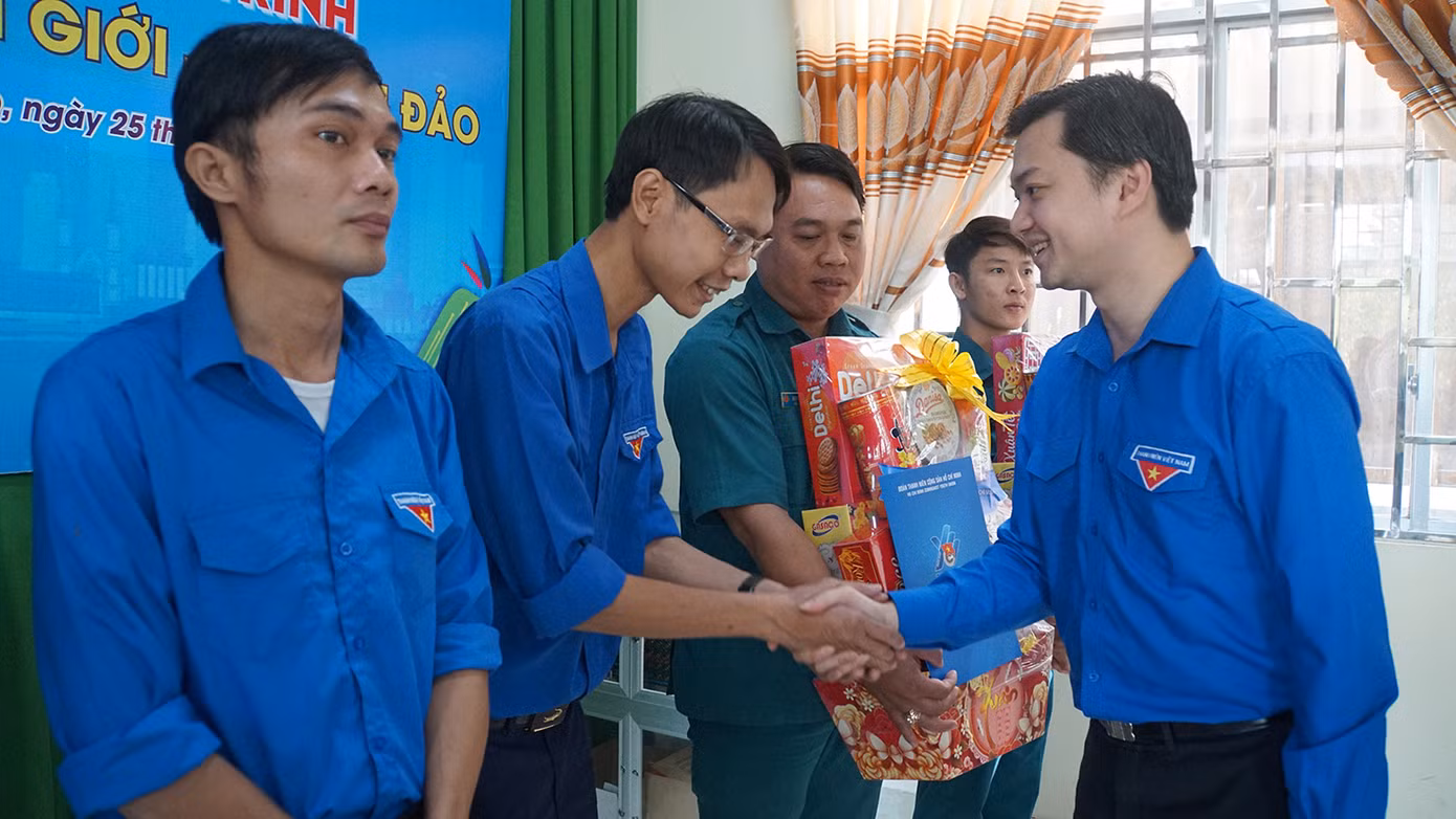 Trung ương Đoàn tặng 19 phần quà cho cán bộ Đoàn, Hội, Đội, đoàn viên có hoàn cảnh khó khăn trên địa bàn TP. Hồng Ngự. Ảnh: Hòa Hội
