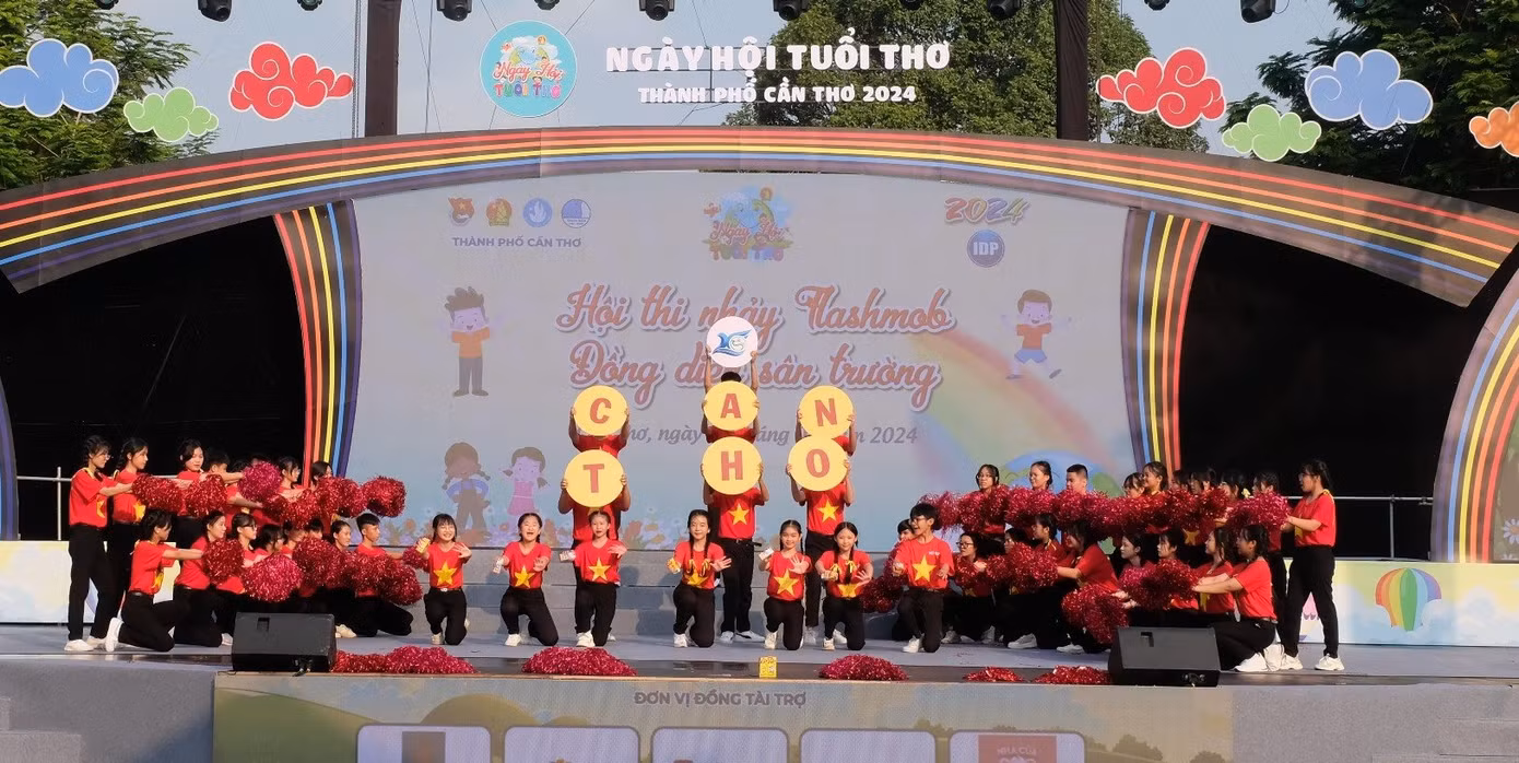 Các em thiếu nhi nhảy Flashmob