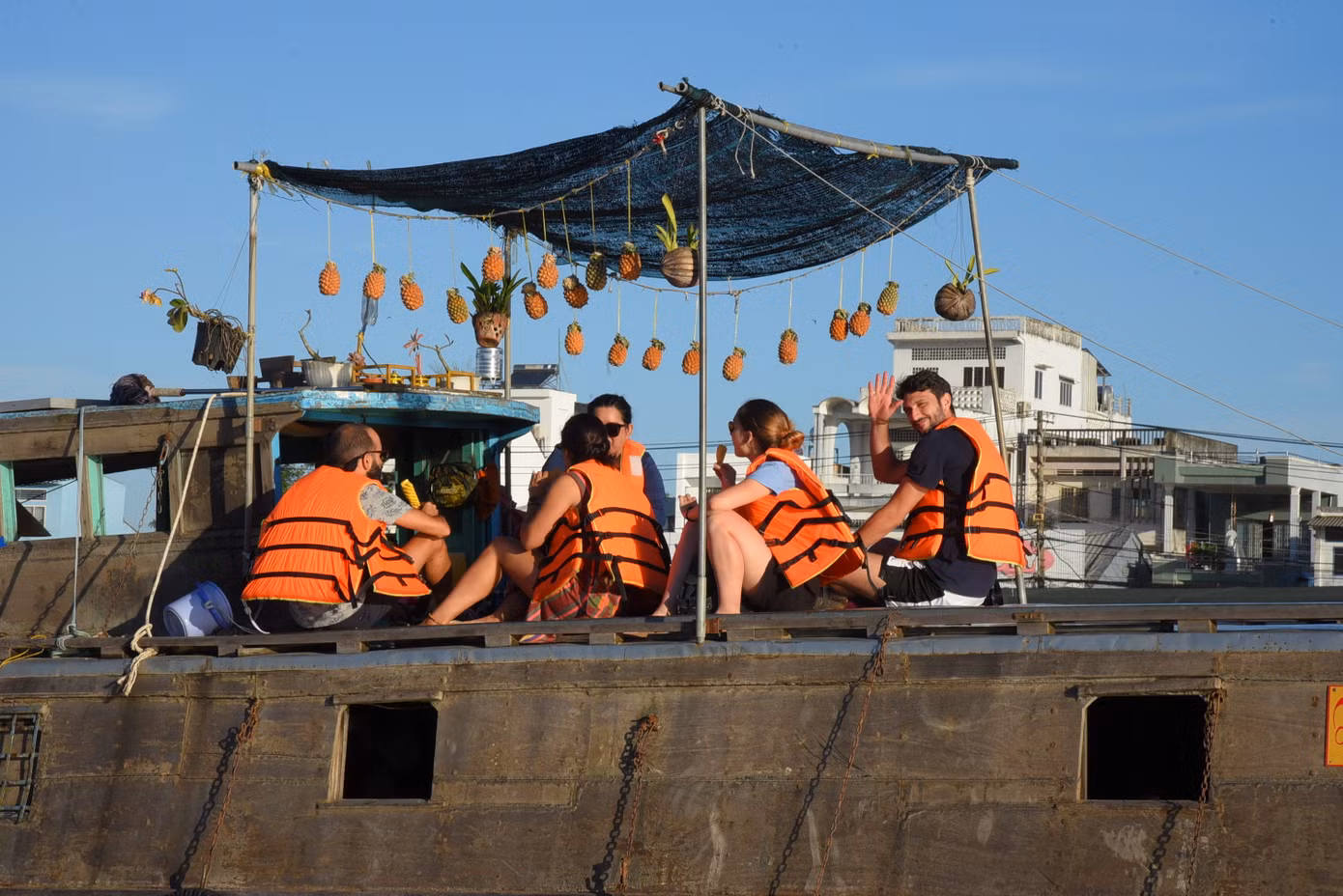Khách quốc tế trải nghiệm trên ghe của thương hồ. Ảnh:Hòa Hội