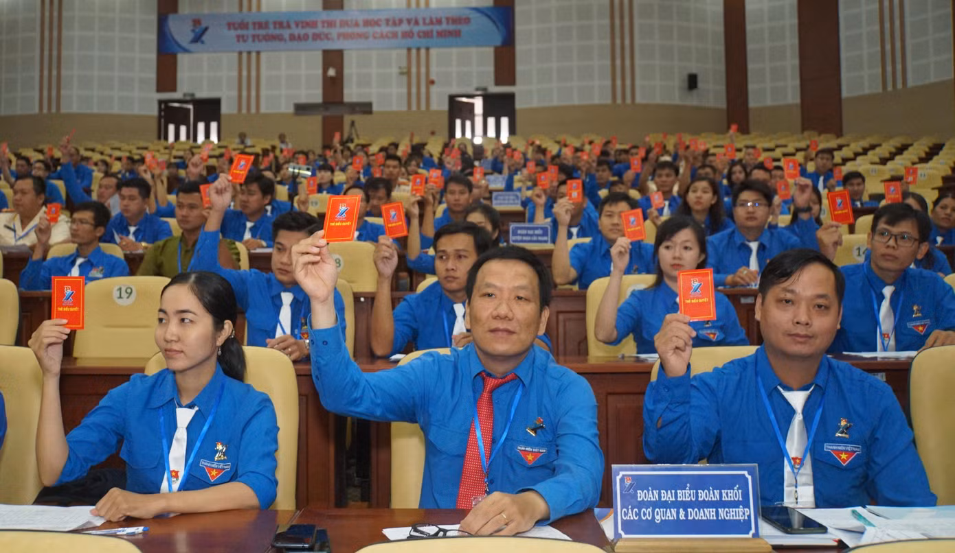 Đại biểu biểu quyết tại đại hội. Ảnh: Hòa Hội
