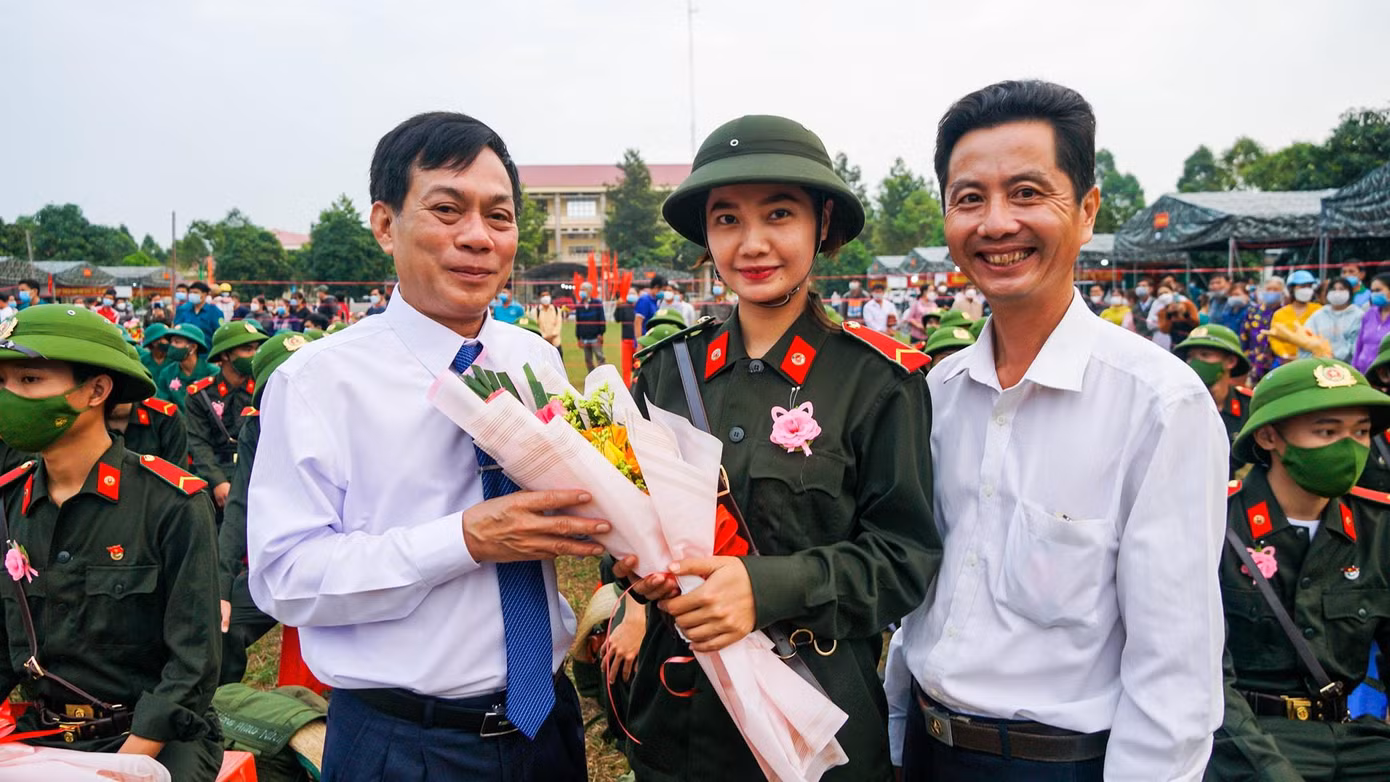 Ngọc Hân chụp ảnh cùng lãnh đạo UBND TP Cần Thơ và gia đình. - Ảnh: Tạ Quang