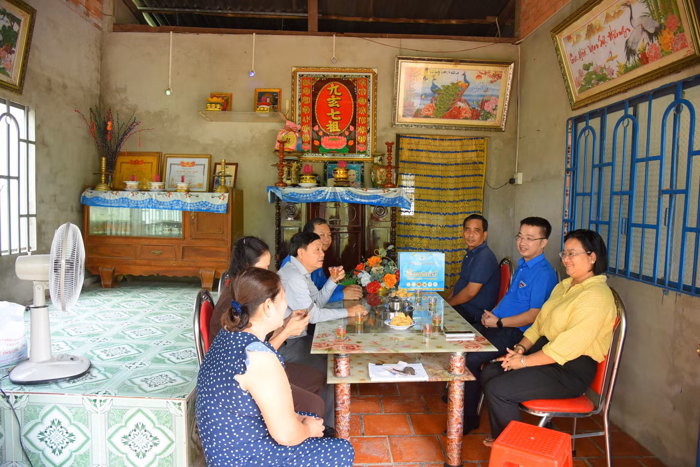 Bí thư Trung ương Đoàn thăm gia đình chính sách tại xã Tân Kiều, Tháp Mười, Đồng Tháp. Ảnh: Hòa Hội