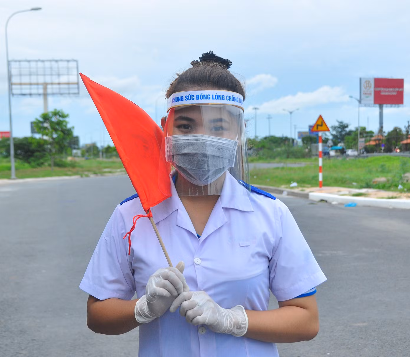 Bên cạnh đó, nữ Bí thư chi đoàn ấp chia sẻ rằng, qua hoạt đồng này cô rút ra nhiều kinh nghiệm thực tế trong lĩnh vực y tế cũng như nâng cao được kiến thức phòng chống dịch bệnh cho bản thân và những người xung quanh.
