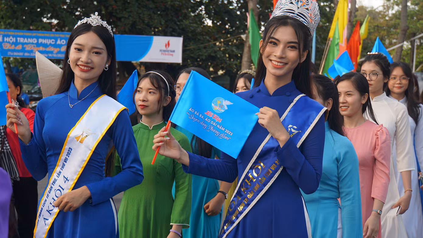 Hoa khôi Sinh viên thành phố Cần Thơ 2023 Phan Lê Kim Ngọc tham gia diễu hành tại lễ hội. Ảnh: Hòa Hội.