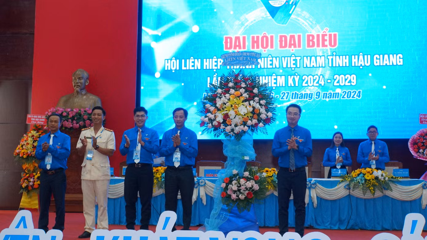 Bí thư Trung ương Đoàn tặng hoa chúc mừng đại hội. Ảnh: Hòa Hội