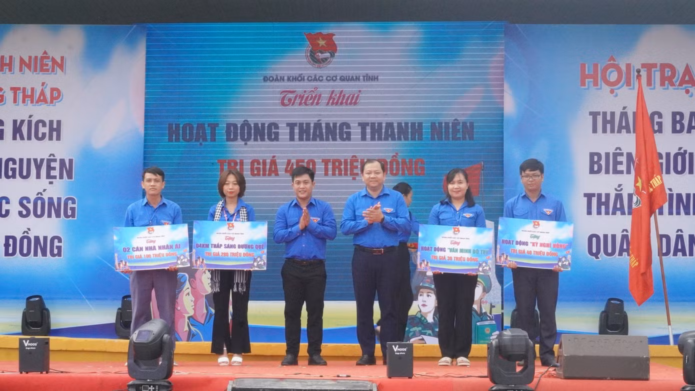 Bí thư Tỉnh đoàn Đồng Tháp Huỳnh Minh Thức (áo xanh, thứ 3 từ phải sang) trao tặng bảng tượng trưng các công trình an sinh xã hội trong Tháng thanh niên.
