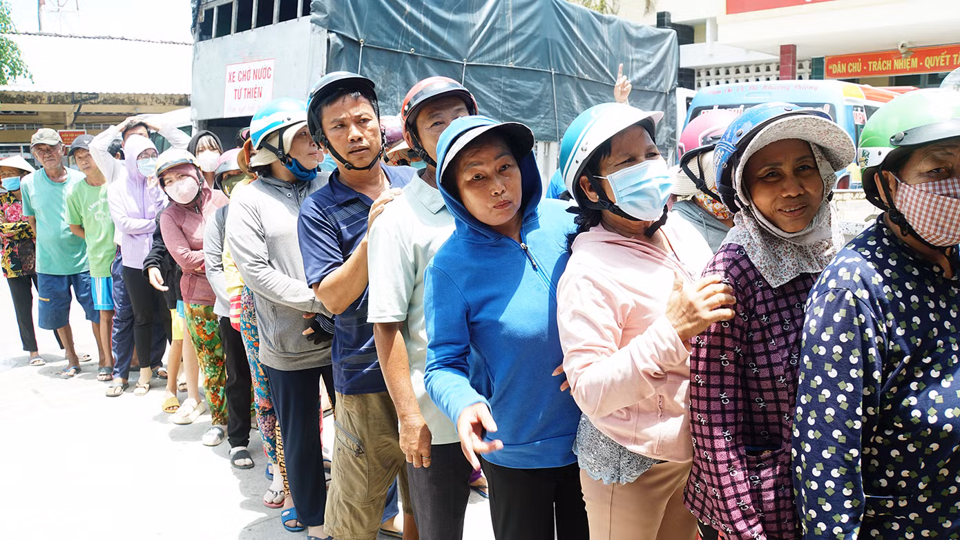 Không riêng tổ chức Đoàn, các bạn trẻ ở khắp nơi trong khu vực ĐBSCL cũng vận động san sẻ hàng nghìn thùng nước ngọt để hỗ trợ bà con các địa phương hạn mặn, nhất là tỉnh Bến Tre. Ảnh: Hòa Hội