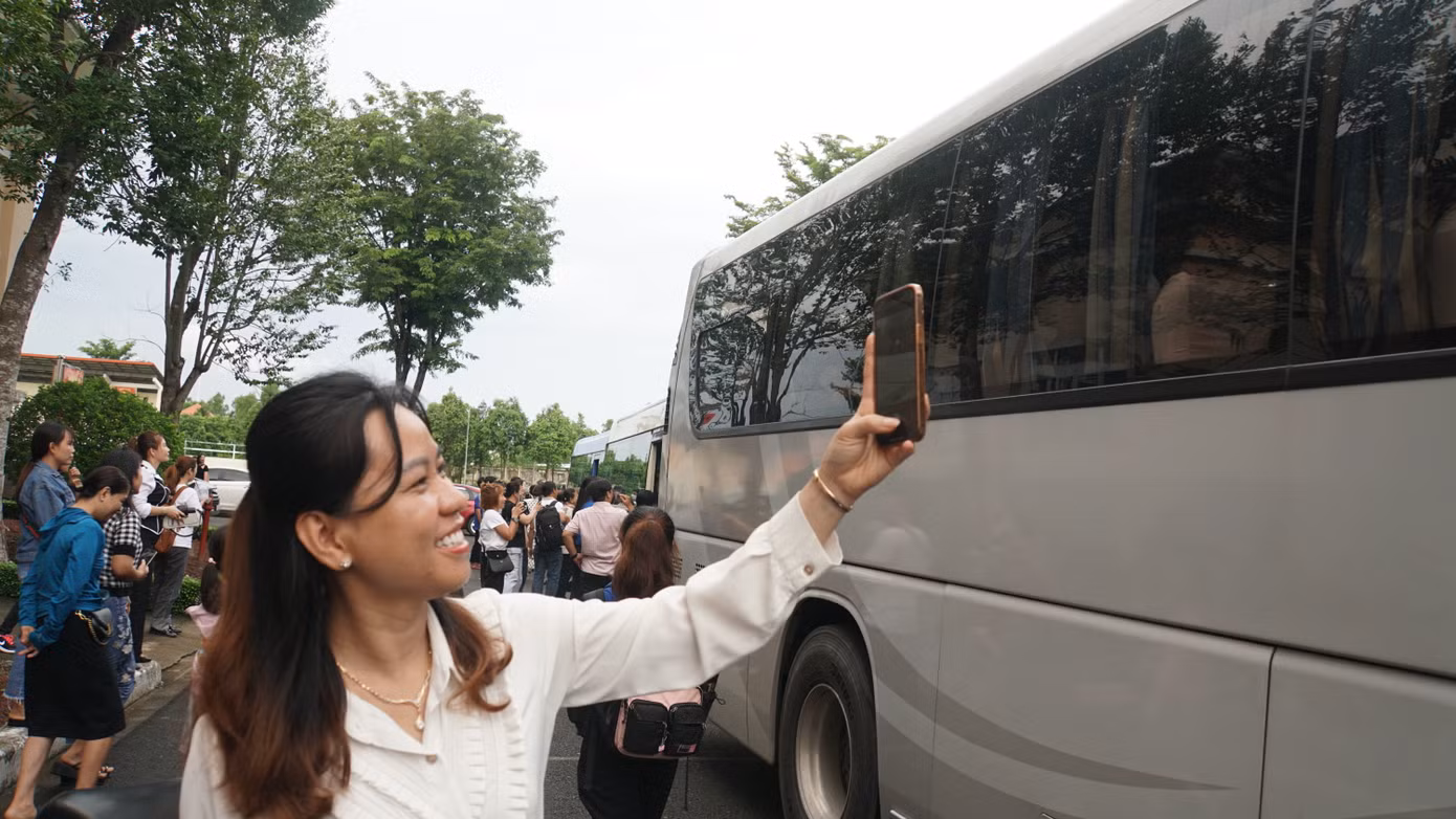 Gia đình tiễn "chiến sĩ" nhí tham gia Học kỳ quân đội. Ảnh: Hòa Hội