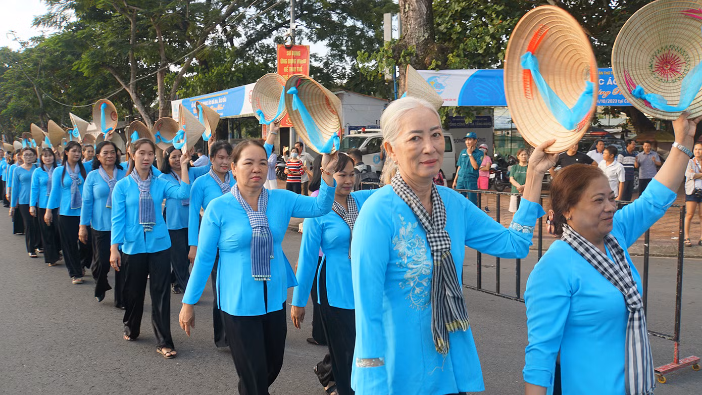 Bà Võ Kim Thoa, Chủ tịch Hội LHPN thành phố Cần Thơ cho biết lễ hội nhằm tôn vinh nét đẹp, giá trị và lan tỏa tình yêu với chiếc áo bà ba, áo dài, qua đó bảo tồn và phát huy di sản văn hóa, góp phần quảng bá hình ảnh, con người, quê hương Cần Thơ. Ảnh: Hòa Hội.